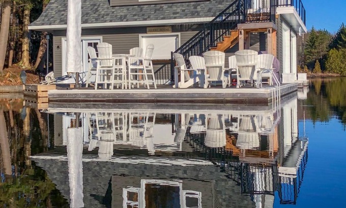 Seguin Cottage | Lake Joe New Reno - 5 bdrm, 4 bath! Great swimming off dock! Sandy beach! AC!