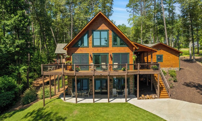 Seneca House | Lake Keowee l Waterfront Log home with dock and only 20 min to Clemson