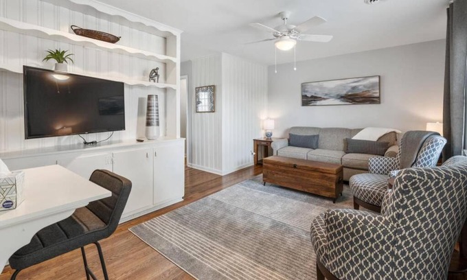 Acworth House | Lake Life D - 2 Bdrm Sleeps 4 - 5 Min Walk to Beach & Downtown Acworth - 10 Min to Lake Point Sports Complex