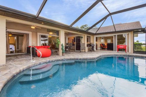 Fort Myers House | LAKE LIVING! BREATHTAKING VIEW! - Kayaks and Heated Pool - Villa Lake Life - Roelens