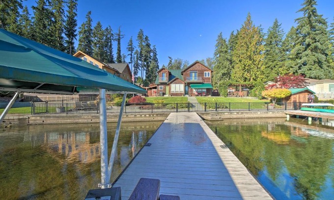 Eatonville House | Lake Lovers Oasis Hot Tub and Mt Rainier View!