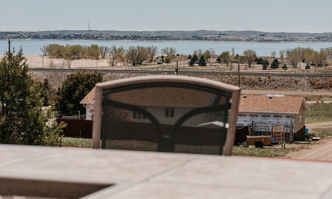 Lemoyne House | Lake McConaughy overlooking the lake! Tons of parking! Spacious 3 bed home!