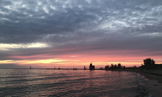 Macatawa House | Lake Michigan is only a short 1 minute walk away!