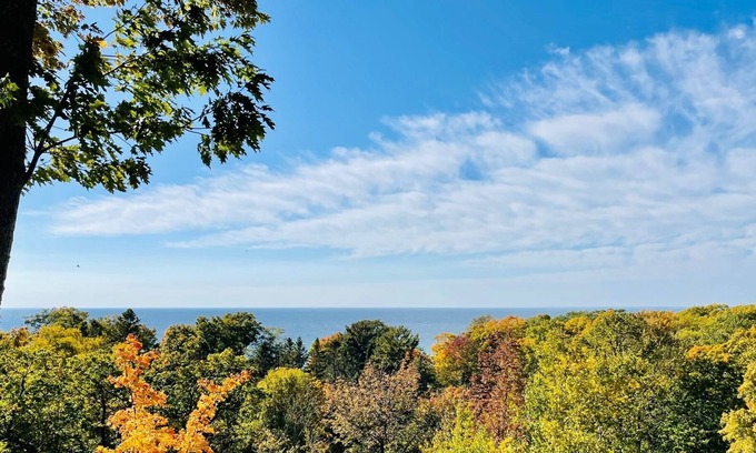 Good Hart House | Lake Michigan views! New 2023 - bedroom A/C split systems!