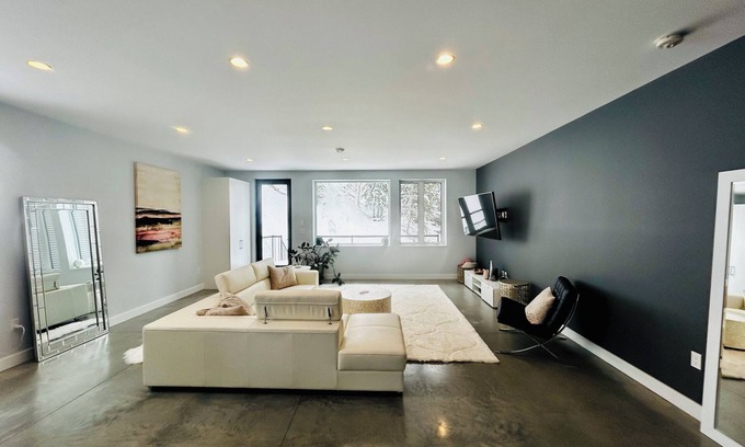 Nelson House | Lake & Mountain View Modern house, 25km to SkiHill, 2km to lake, 3km to downtown