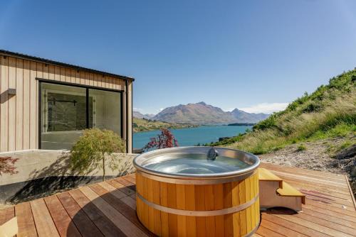 Queenstown City Centre House | Lake Panorama - Queenstown Holiday Home