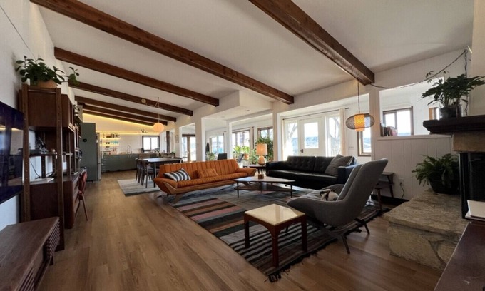 Pepin House | Lake Pepin Marina Bungalow - River Views, Hot Tub!