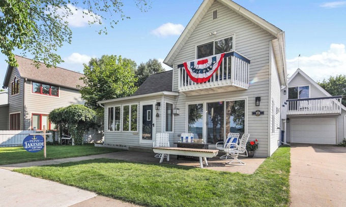 Lake City Cottage | Lake Pepin Waterfront Cottage - Steps to Beach!