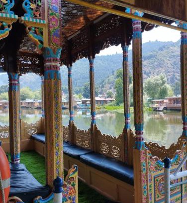 Dal Lake Boat Rental | Lake Raj mahal