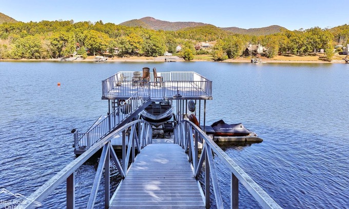 Hiawassee Cabin | Lake Reflections 3/3 Hot tub, pet friendly & fenced lakefront w/dock, paved.