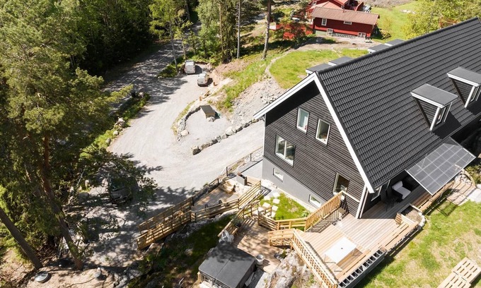 Ingaro Villa | Lake retreat for 11 - enjoy jacuzzi & nature