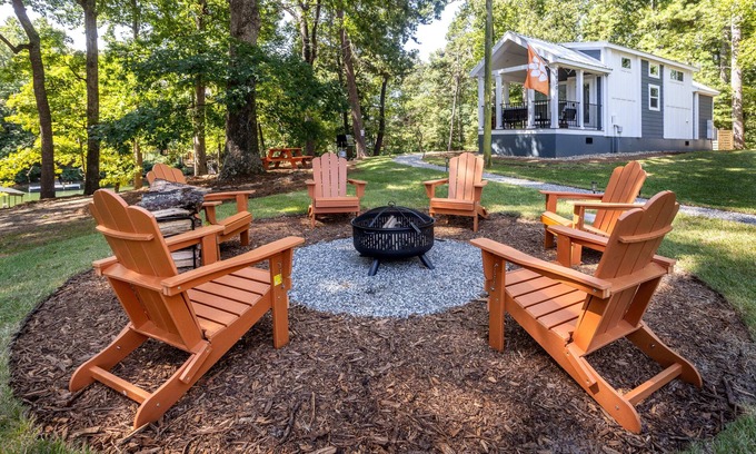 Anderson House | Lake Retreat- Mins to CU- Kayaks, Fire Pit, Dock