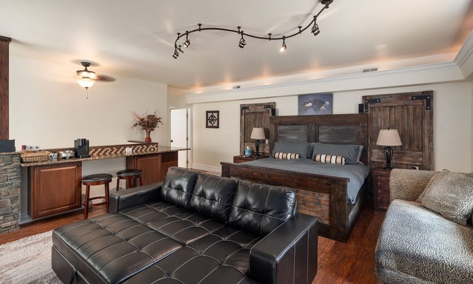 Evans House | Lake Roosevelt Suites - The Eagles Nest