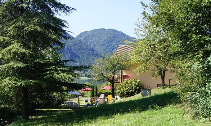 Idro Apartment | Lake shore with garden
