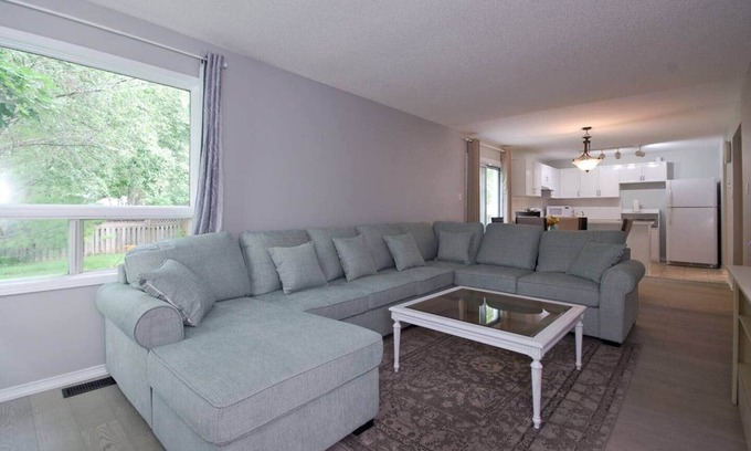 Alcona House | Lake Simcoe 4-Bedroom Home 5 Minutes to Beach Park