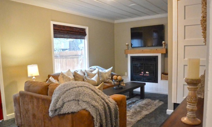 Sierra Tract Cottage | ~Lake Tahoe Cottage by-Heavenly-ski-Resort~ *There’s Snow*