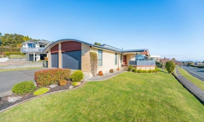 Waipahihi House | Lake Taupo Outlook