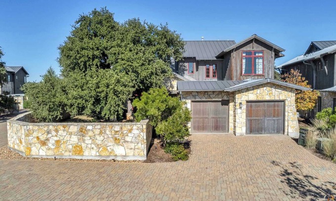 Spicewood House | Lake Travis Cottage | Hot Tub | Pickleball | BBQ