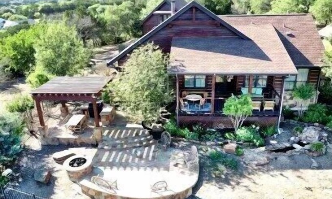 Leander Cabin | Lake Travis Luxury 5bd/3bath Cabin Hollows Resort