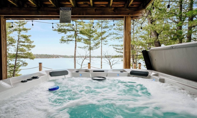 Kalkaska House | Lake View & Access/Hot Tub/5000 Arcade Games/Pool Table/Pontoon for Rent