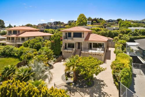 Hilltop House | Lake View by Town
