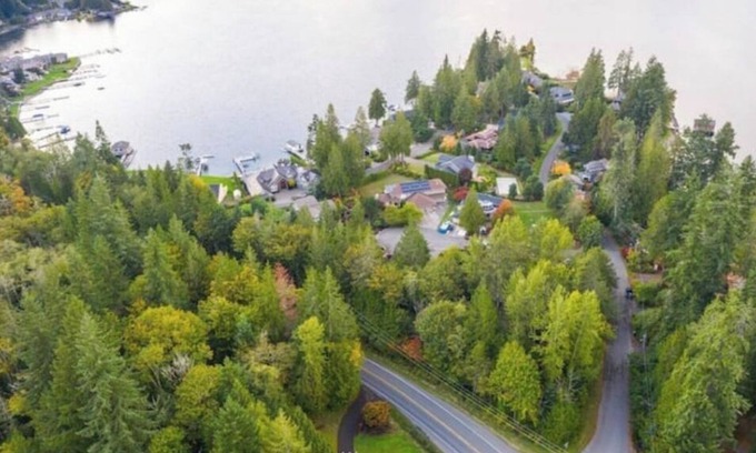 Geneva House | Lake View Chalet w/Spa Tub & luxury bidet