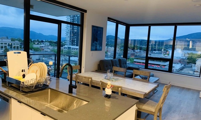 Downtown Kelowna Condo | Lake view downtown
