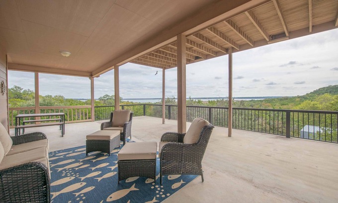 Belton Villa | Lake-view family retreat, large deck and easy access to the lake