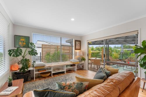 Hilltop House | Lake View Retreat - lake views with BBQ & Pizza Oven