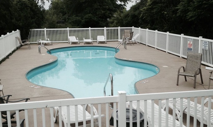 Marblehead Condo | Lake View! - Sleeps 13, Pool, Cedar Point, Islands, WiFi, Wow!