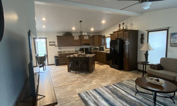 Glendo House | Lake Views! Comforts of home w/the fun of the lake; garage/hottub/laundry & more