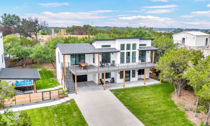 Point Venture House | Lake Views Huge Deck Entertainer’s Dream in Point Venture