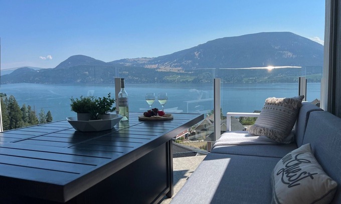 Central Okanagan House | Lake Views, King Loft, DOG FRIENDLY Heated Pools Beach Aqua Prk Sleeps 8