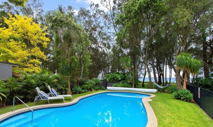 Central Coast House | Lakedge Retreat ~ Large Pool+NBN+3Ensuites