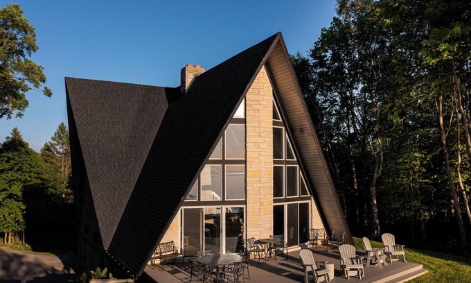 Leland House | Lakefront 3BR Luxury Home at High Bluffs