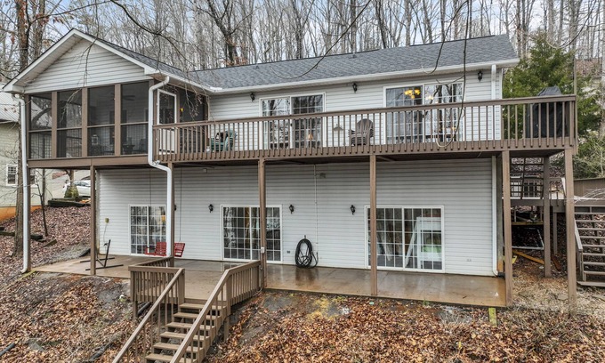 Westminster House | Lakefront 4BR w/dock, lake toys - family fun - Check out our reviews!