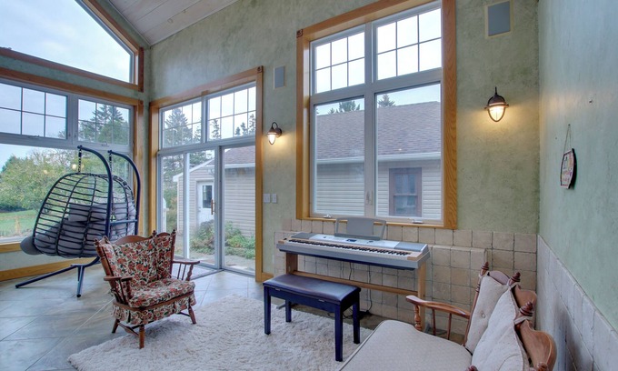 Algoma Cottage | Lakefront Algoma Home w/Deck, Grill & Fireplace