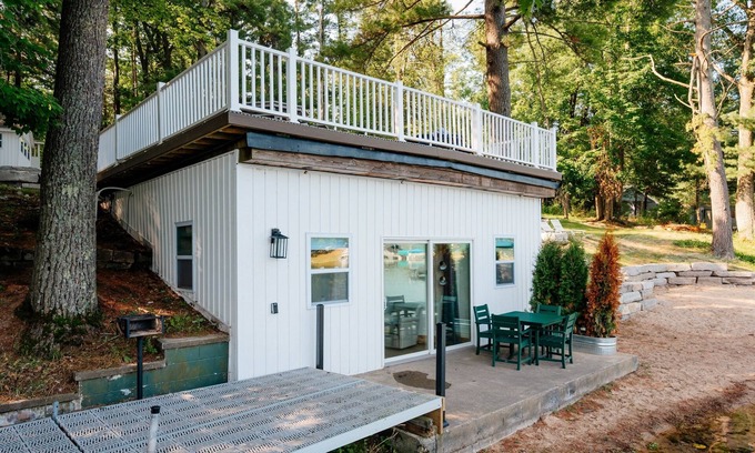 Mayfield Cottage | Lakefront | Arbutus | Hot Tub | Bonfire | Fall!