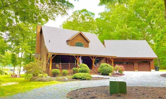 Livingston House | Lakefront Cabin Boat slip Wifi Fishing Firepit