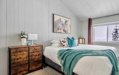 Central Alberta House | Lakefront Cabin - Cozy Retreat - 5Beds - TV - Wifi