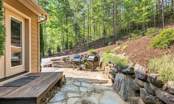 Mill Spring Cottage | Lakefront Cottage on Lake Adgernn