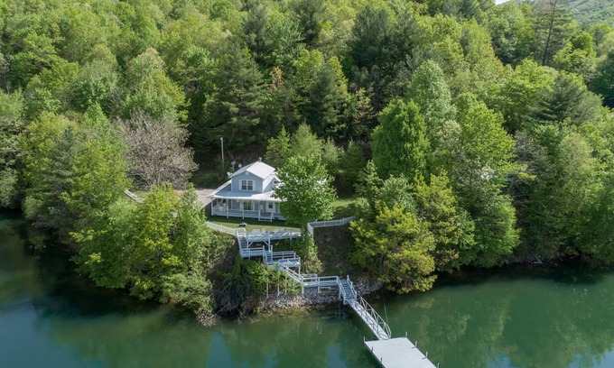 Topton Cabin | Lakefront Cottage - Spacious House w/Private Dock on Lake Nantahala