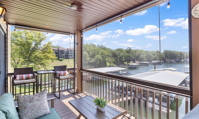 Lake Ozark Condo | Lakefront Couple Retreat near Hot Spots and Dining