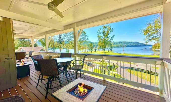 Cedar Bluff House | Lakefront Double Studio-Lake, Pool, Splash Pad, hot tub, fire pit, kayaks, etc!