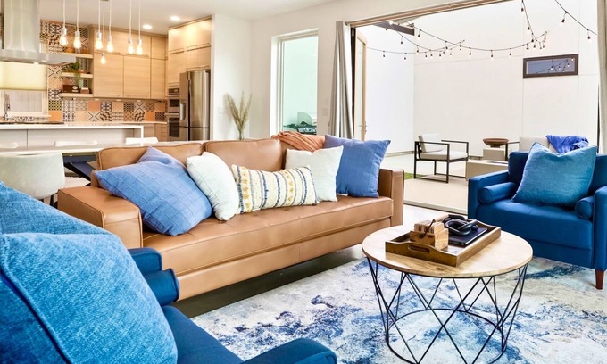 Sloan Lake House | LAKEFRONT DREAM HOUSE!! LOCATION! 5 MIN TO DOWNTOWN! 3 MIN TO DODGERS STADIUM!