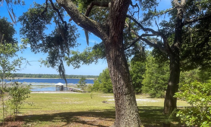 Putnam Hall House | Lakefront Escape – Sunrise Views, Kayaks & Fireside Nights