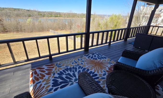 Quitman House | Lakefront Escape