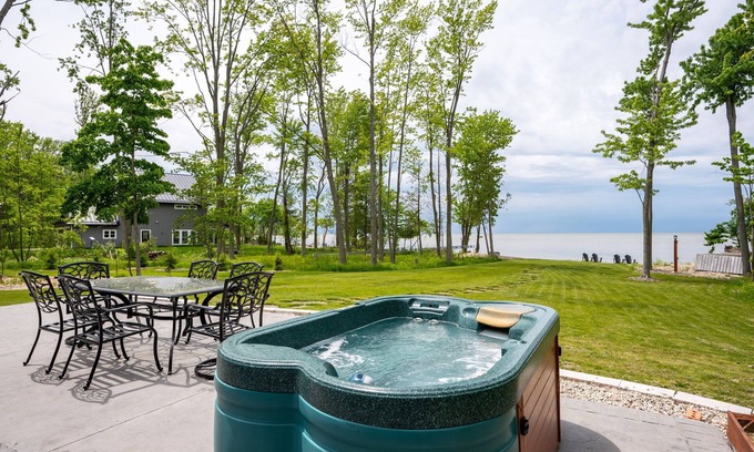 Brussels House | Lakefront Fall Escape Hot Tub Kayaks + Dogs!