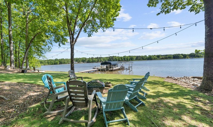 Lake Oconee House | LAKEFRONT HOME DIRECTLY ON LAKE OCONEE WITH BOAT RENTAL
