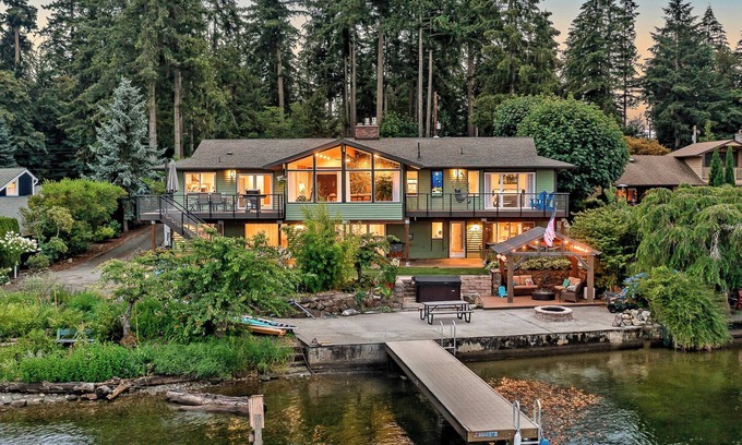 Lake Morton-Berrydale House | Lakefront Home with Hot Tub, Kayaks, Fire Pit, & Breakfast Included